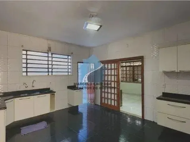 Imagem 5: São Jorge. Alugo Casa com 250M2, 3 Quartos Sendo 1 Suite, Sala para 2 Ambientes e 2