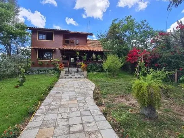 Imagem: A casa em condomínio possui 4 Dormitórios, 3 Suítes, 2