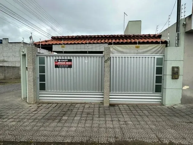 Imagem: A casa possui 3 Dormitórios, 2 Banheiros, 2 Vagas na