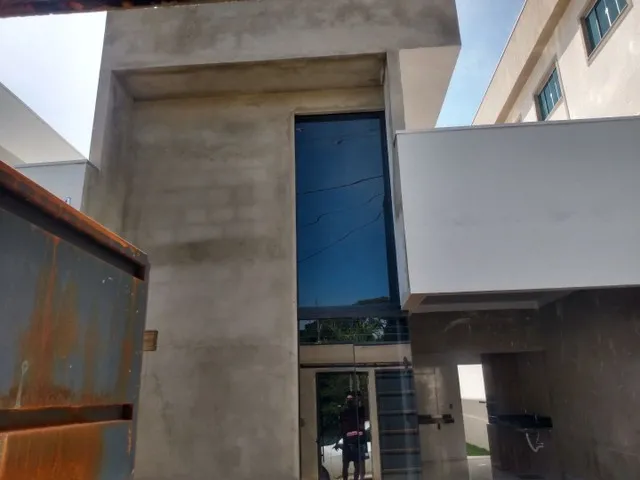 Imagem: A casa possui 3 Dormitórios, 2 Banheiros, 2 Vagas na