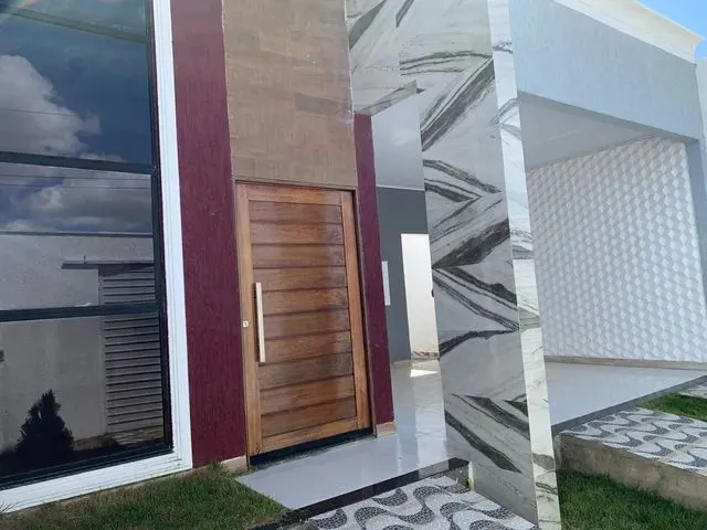 Imagem: A casa possui 3 Dormitórios, 2 Banheiros, 2 Vagas na