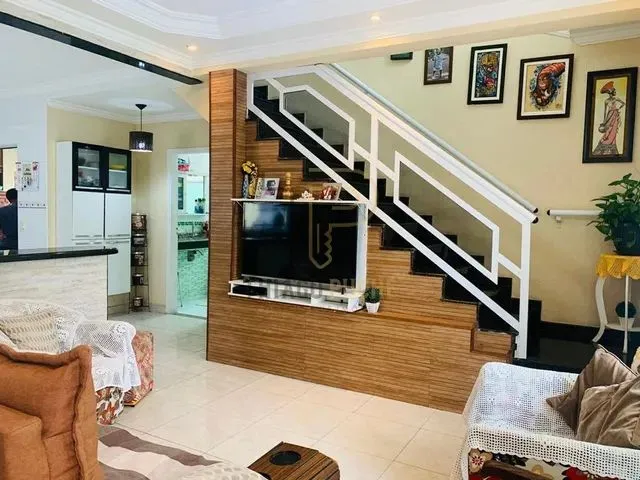 Imagem: A casa possui 3 Dormitórios, 2 Banheiros, 154m² de Área