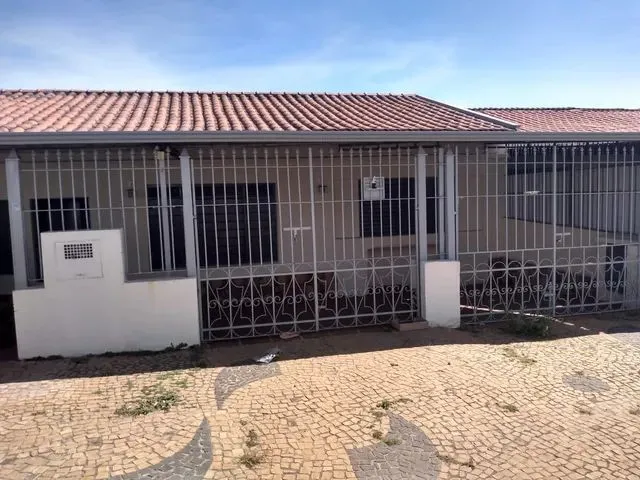 Imagem: A casa possui 4 Dormitórios, 2 Banheiros, 2 Vagas na