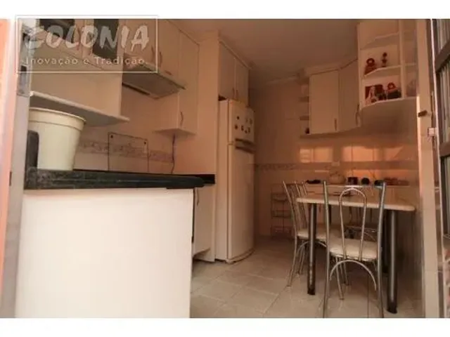 Imagem: A casa possui 3 Dormitórios, 1 Suíte, 2 Banheiros,