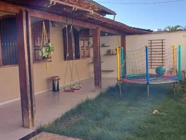Imagem: A casa possui 4 Dormitórios, 2 Banheiros, 2 Vagas na