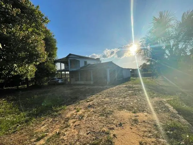 Imagem: A casa possui 5 Dormitórios, 4 Banheiros, 5 Vagas na