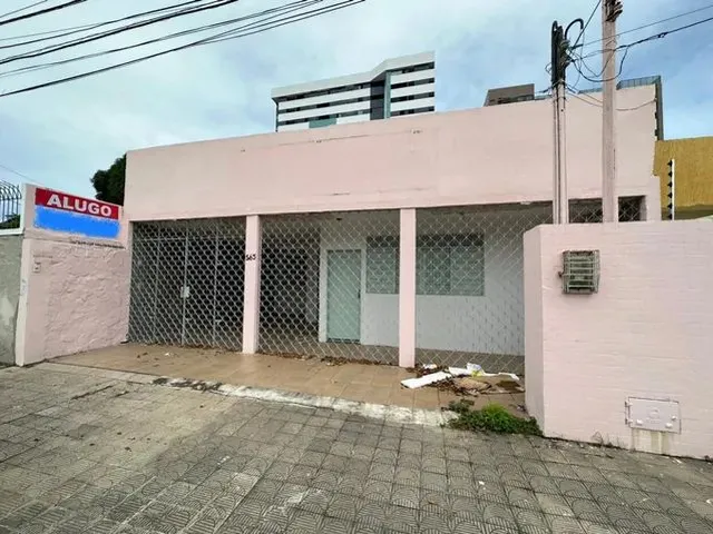 Imagem: A casa possui 1 Dormitório, 2 Banheiros, 3 Vagas na
