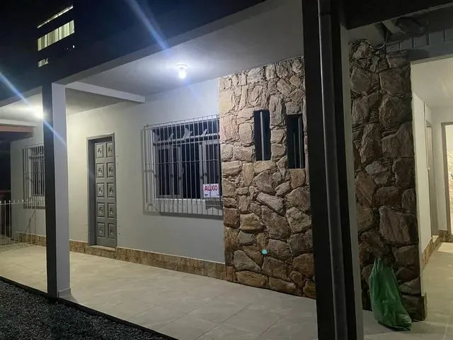 Imagem: A casa possui 3 Dormitórios, 1 Banheiro, 2 Vagas na