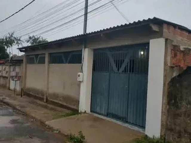 Imagem: A casa possui 2 Dormitórios, 2 Banheiros, 2 Vagas na