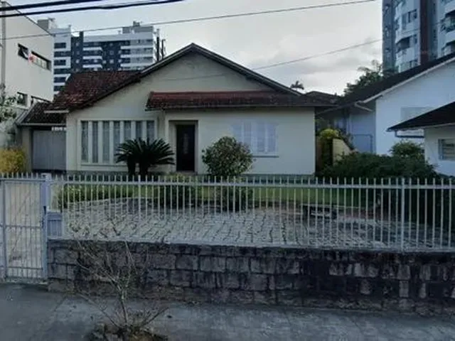 Imagem: A casa possui 3 Dormitórios, 2 Banheiros, 1 Vaga na