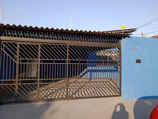 Imagem: A casa possui 3 Dormitórios, 1 Suíte, 1 Banheiro, 3 Vagas