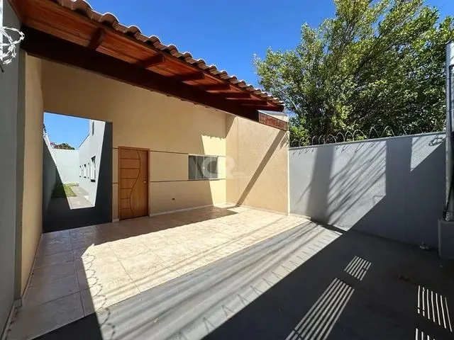 Imagem: Casa À Venda com 3 Quartos, 2 Banheiros