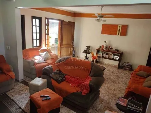 Imagem: A casa possui 4 Dormitórios, 1 Suíte, 3 Banheiros, 4