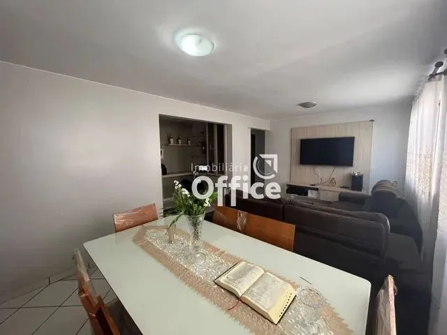 Imagem: O apartamento possui 3 Dormitórios, 1 Suíte, 1 Banheiro,