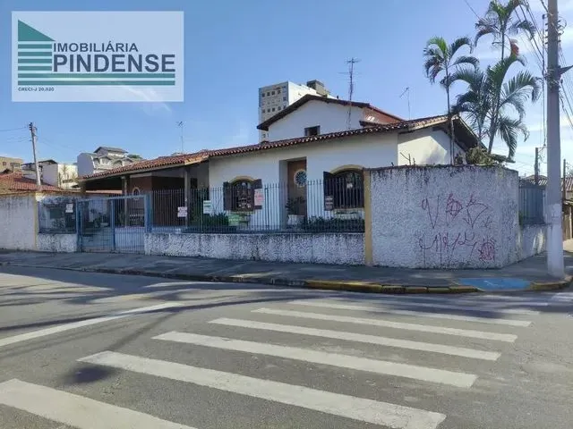 Imagem: A casa possui 3 Dormitórios, 1 Suíte, 1 Banheiro, 2 Vagas