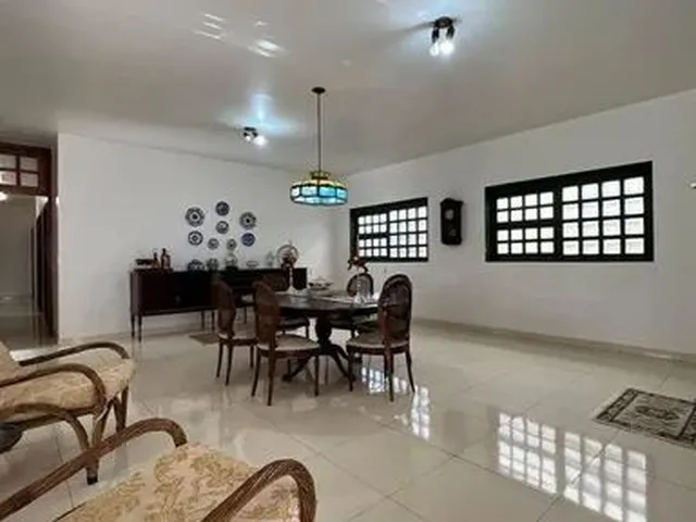 Imagem 1: Casa com 4 Dormitórios - Venda por R$ 1.300.000,00 Ou Aluguel por R$ 6.000,00/Mês