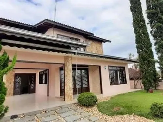 Imagem: A casa possui 3 Dormitórios, 1 Suíte, 2 Banheiros, 2