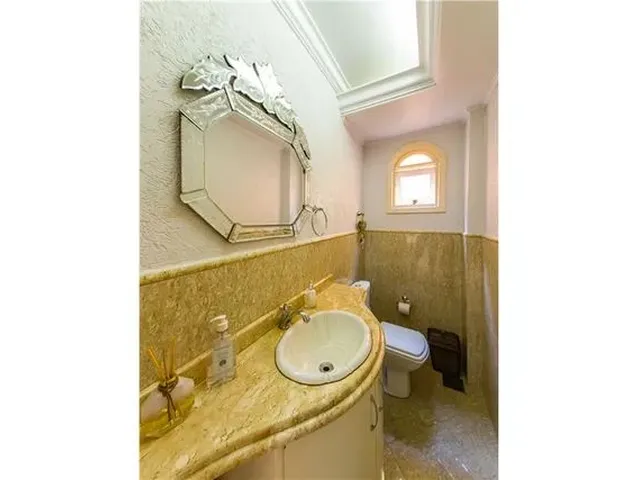 Imagem: Ampla Casa com Um Belo Pátio