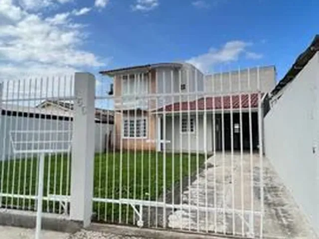 Imagem: A casa possui 3 Dormitórios, 2 Banheiros, 2 Vagas na
