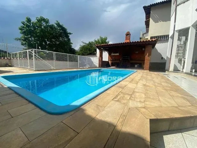 Imagem: Casa com 4 Dormitórios À Venda, 300 M²
