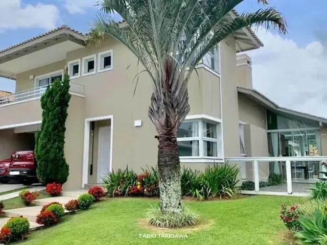 Imagem: Casa com Pé Direito Duplo, Lareira e Piscina