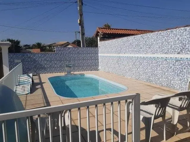 Imagem: A casa possui 3 Dormitórios, 2 Banheiros, 5 Vagas na