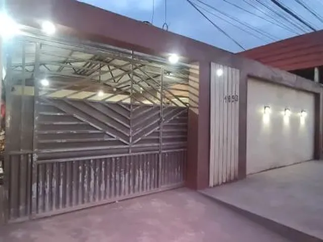 Imagem: A casa possui 3 Dormitórios, 2 Banheiros, 4 Vagas na