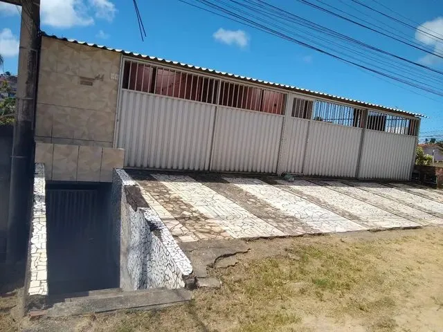 Imagem: A casa possui 5 Dormitórios, 5 Banheiros, 4 Vagas na