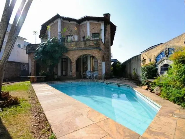 Imagem: A casa possui 4 Dormitórios, 4 Suítes, 5 Banheiros, 4
