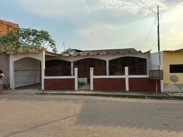 Imagem: A casa possui 4 Dormitórios, 2 Suítes, 3 Banheiros, 4