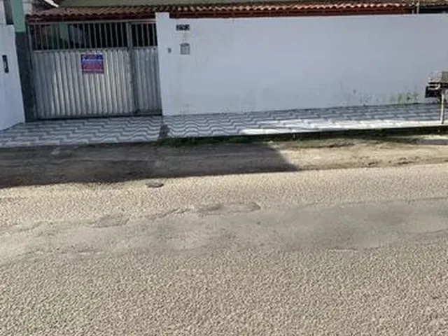 Imagem: Casa com 3 Quartos, Garagem e Área Externa