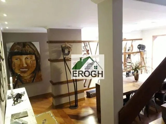 Imagem: A casa possui 3 Dormitórios, 4 Banheiros, 2 Vagas na
