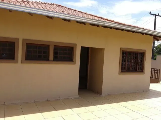Imagem: A casa possui 4 Dormitórios, 1 Suíte, 3 Banheiros e está