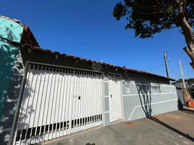 Imagem: A casa possui 2 Dormitórios, 1 Banheiro, 2 Vagas na