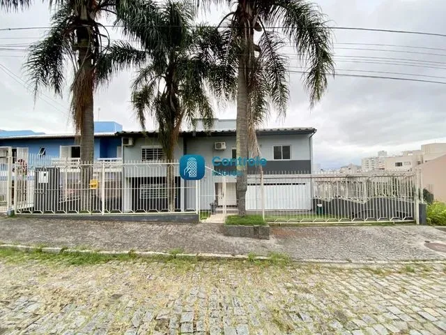 Imagem: Casa com 04 Dormitórios no Bairro Itaguaçu