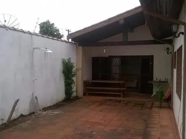 Imagem: O depósito possui 3 Dormitórios, 1 Suíte, 2 Banheiros, 3