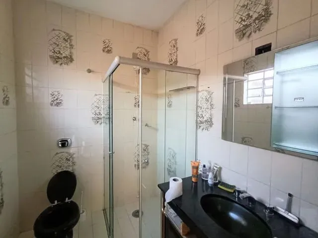 Imagem: A casa possui 3 Dormitórios, 1 Suíte, 2 Banheiros, 4
