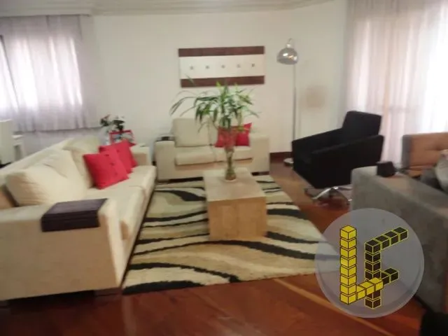 Imagem: O apartamento possui 4 Dormitórios, 2 Suítes, 1 Banheiro,