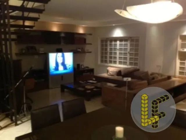 Imagem: A casa possui 4 Dormitórios, 2 Suítes, 1 Banheiro, 5