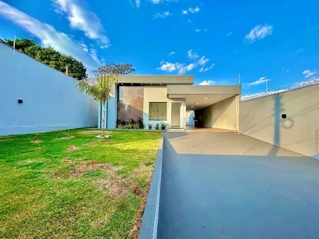 Imagem 1: Excelente Casa com Amplo Espaço de Terreno e Piscina
