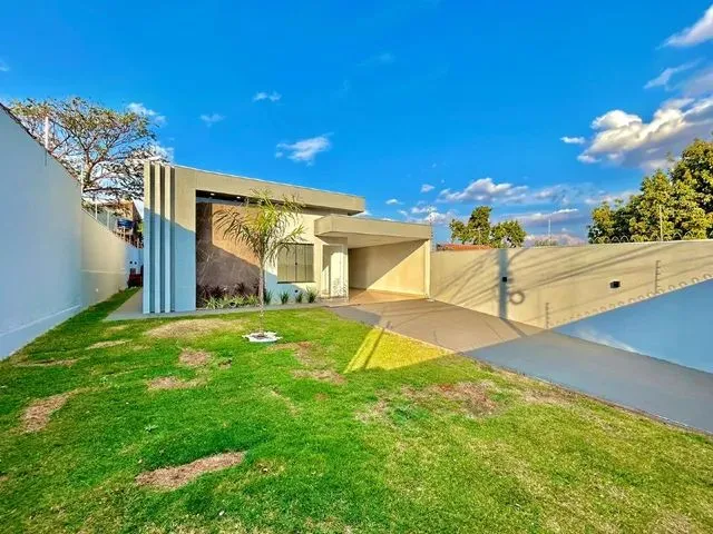Imagem 7: Excelente Casa com Amplo Espaço de Terreno e Piscina