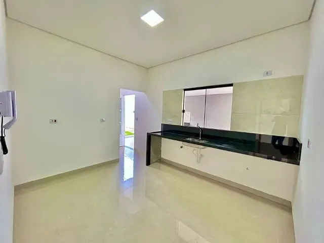 Imagem 6: Excelente Casa com Amplo Espaço de Terreno e Piscina