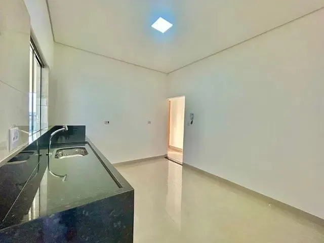 Imagem 3: Excelente Casa com Amplo Espaço de Terreno e Piscina