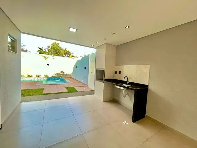 Imagem 5: Excelente Casa com Amplo Espaço de Terreno e Piscina