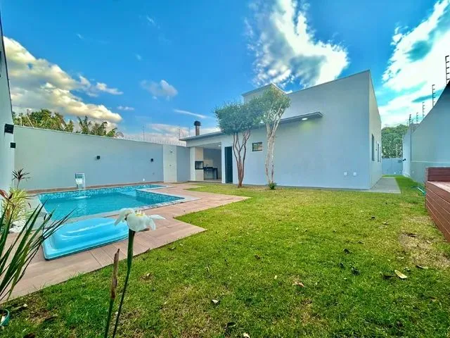 Imagem 9: Excelente Casa com Amplo Espaço de Terreno e Piscina