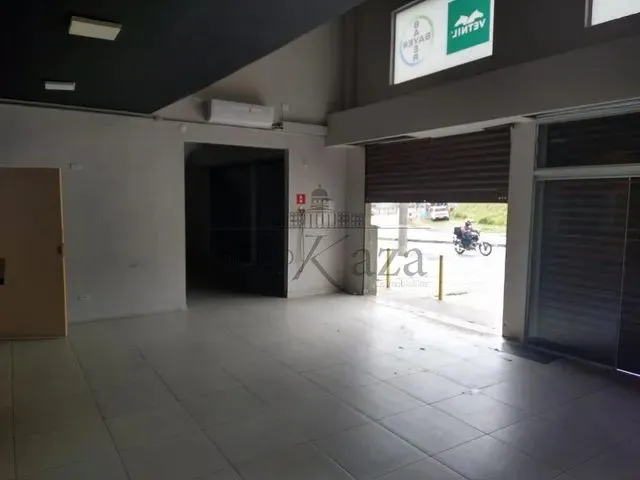Imagem: O depósito possui 4 Banheiros, 4 Vagas na garagem, 300m²