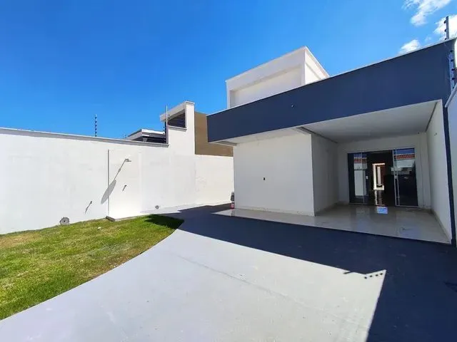 Imagem: A casa possui 3 Dormitórios, 1 Suíte, 2 Banheiros, 2
