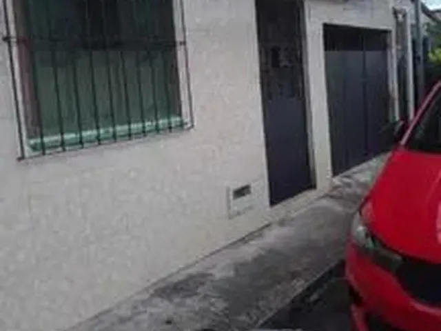 Imagem: A casa possui 3 Dormitórios, 1 Banheiro, 2 Vagas na