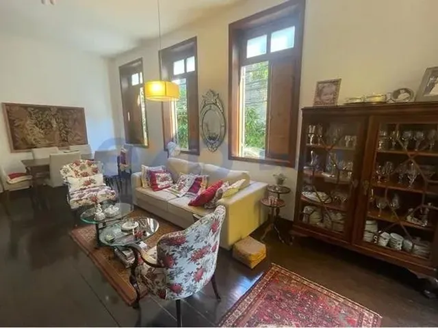 Imagem 12: Raridade do Século 20 Renovada com Elegância - Casa em Vila Exclusiva com Segurança No