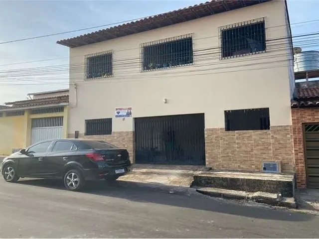 Imagem: A casa possui 5 Dormitórios, 2 Banheiros, 1 Vaga na